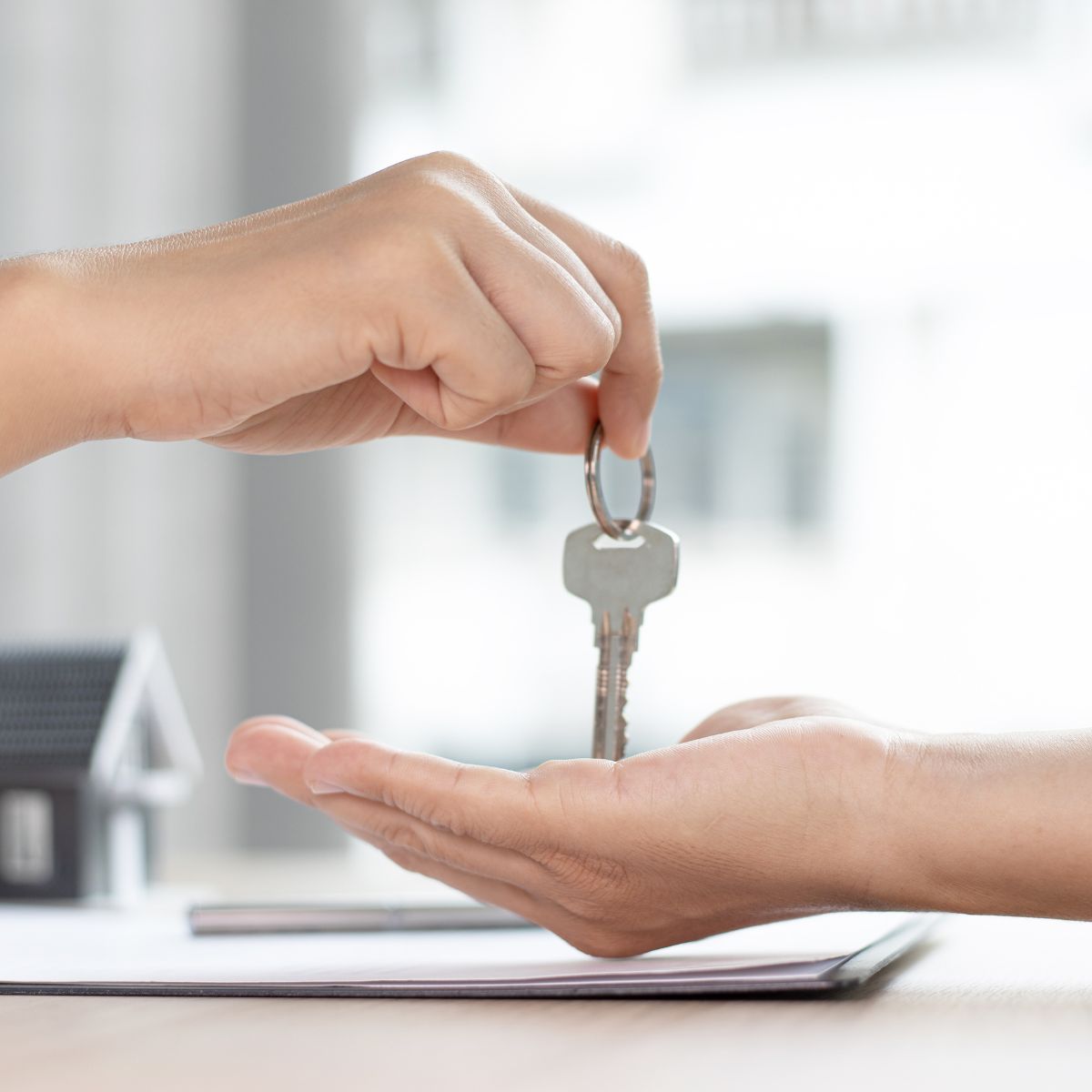 Vaut-il mieux vendre ou louer sa maison au Vésinet ?